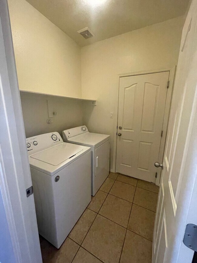 Building Photo - Great 3 Bedroom Home
