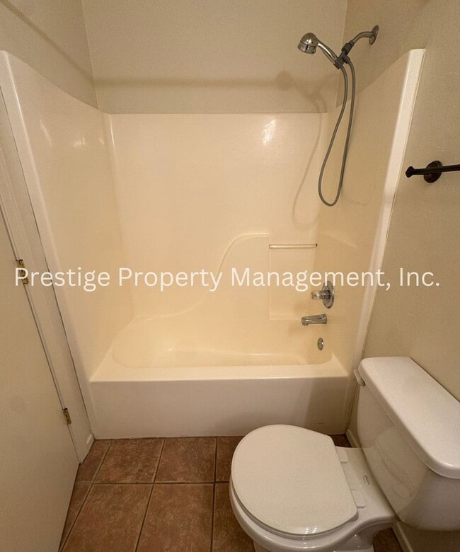 Building Photo - Cozy East Side Home W/ a Den