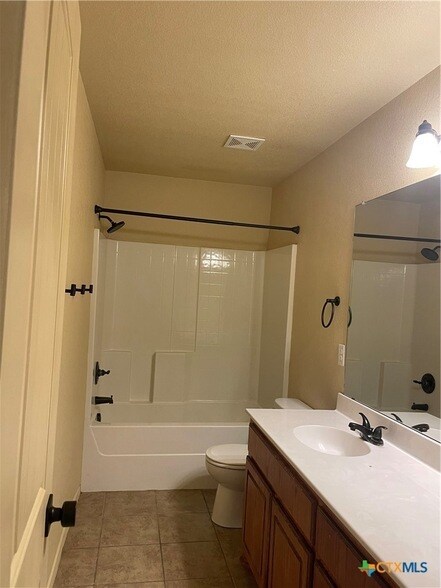 Building Photo - 2804 Hector Dr