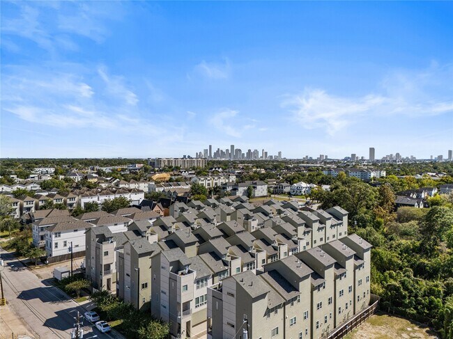 Building Photo - 1013 W 17th St