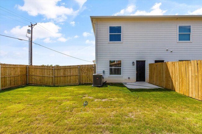 Building Photo - 1402 Courtney Pl