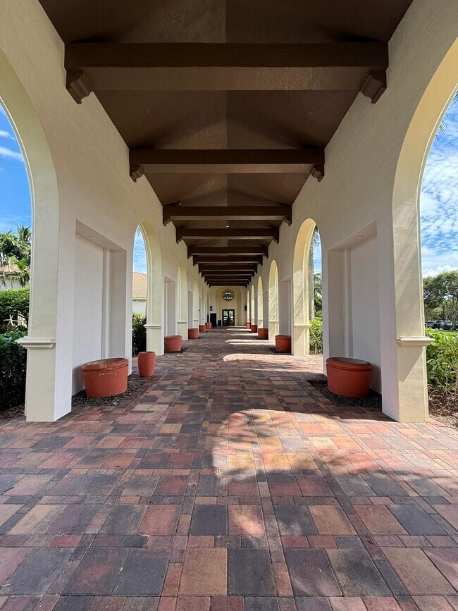 Building Photo - 2793 Shaughnessy Dr