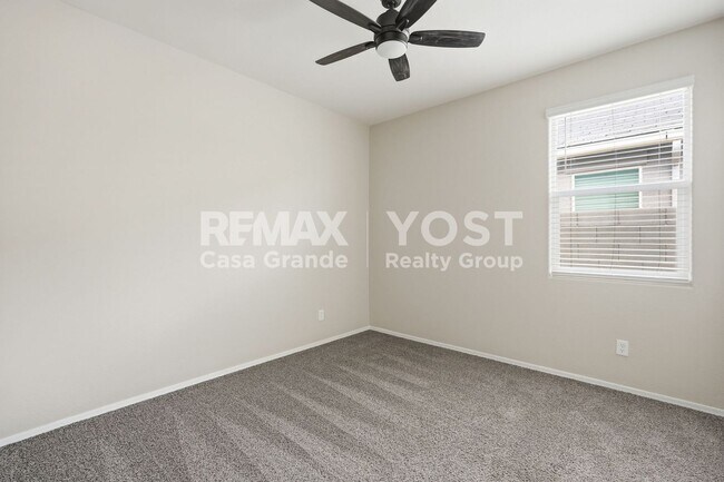 Building Photo - Beautiful Kitchen, Open Layout, and Room to Relax!