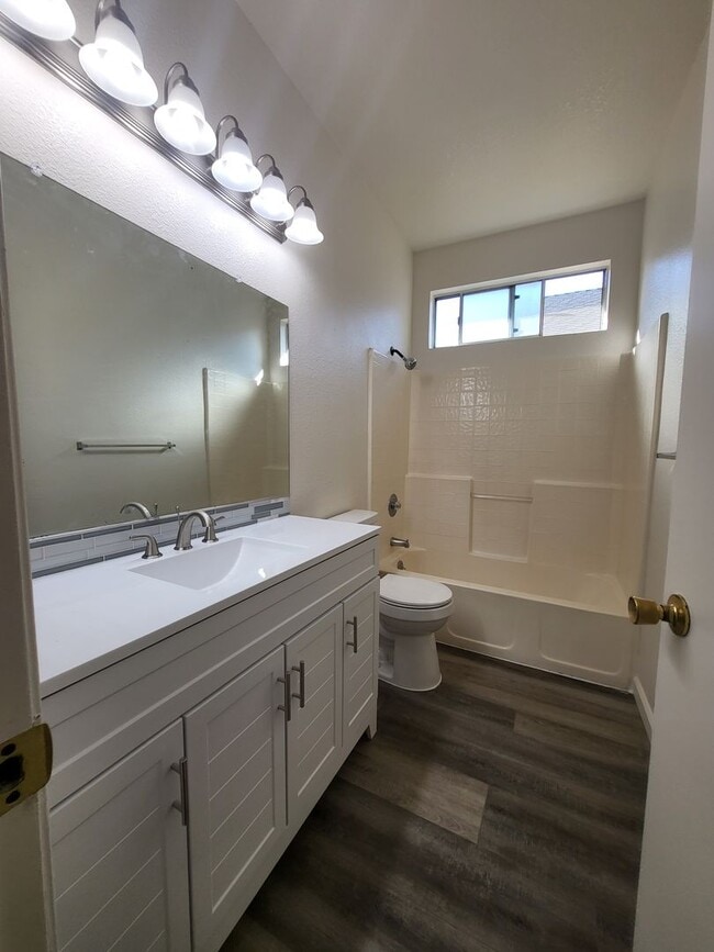 Building Photo - Great Location! 3BD and 2BA