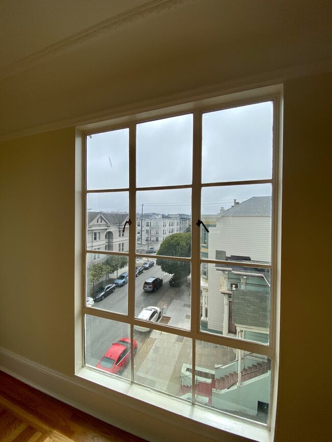 Building Photo - 1BR/1BA Penthouse Level Pacific Heights St...