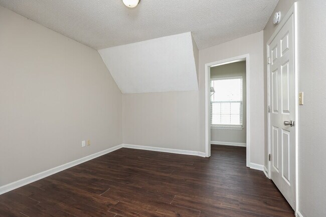 Building Photo - 495 Forest Ridge Dr