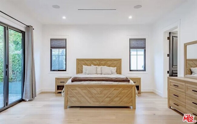 Building Photo - 5225 Topeka Dr