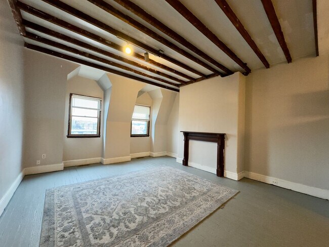 Building Photo - 1611 St Paul St