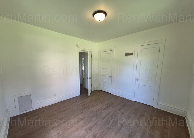 Building Photo - 824 Logan Ave