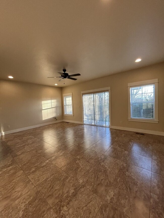 Building Photo - 3 Bedroom 2 Bath Townhome with Attached Ga...