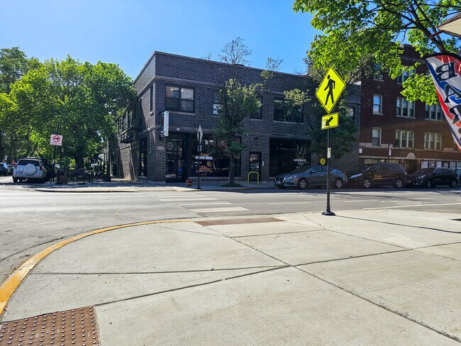 Building Photo - 3208 W Belle Plaine Ave