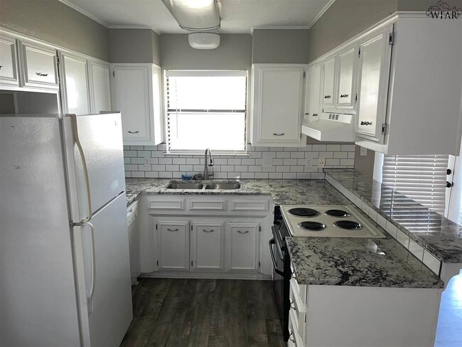 Building Photo - 5405 Hooper Dr