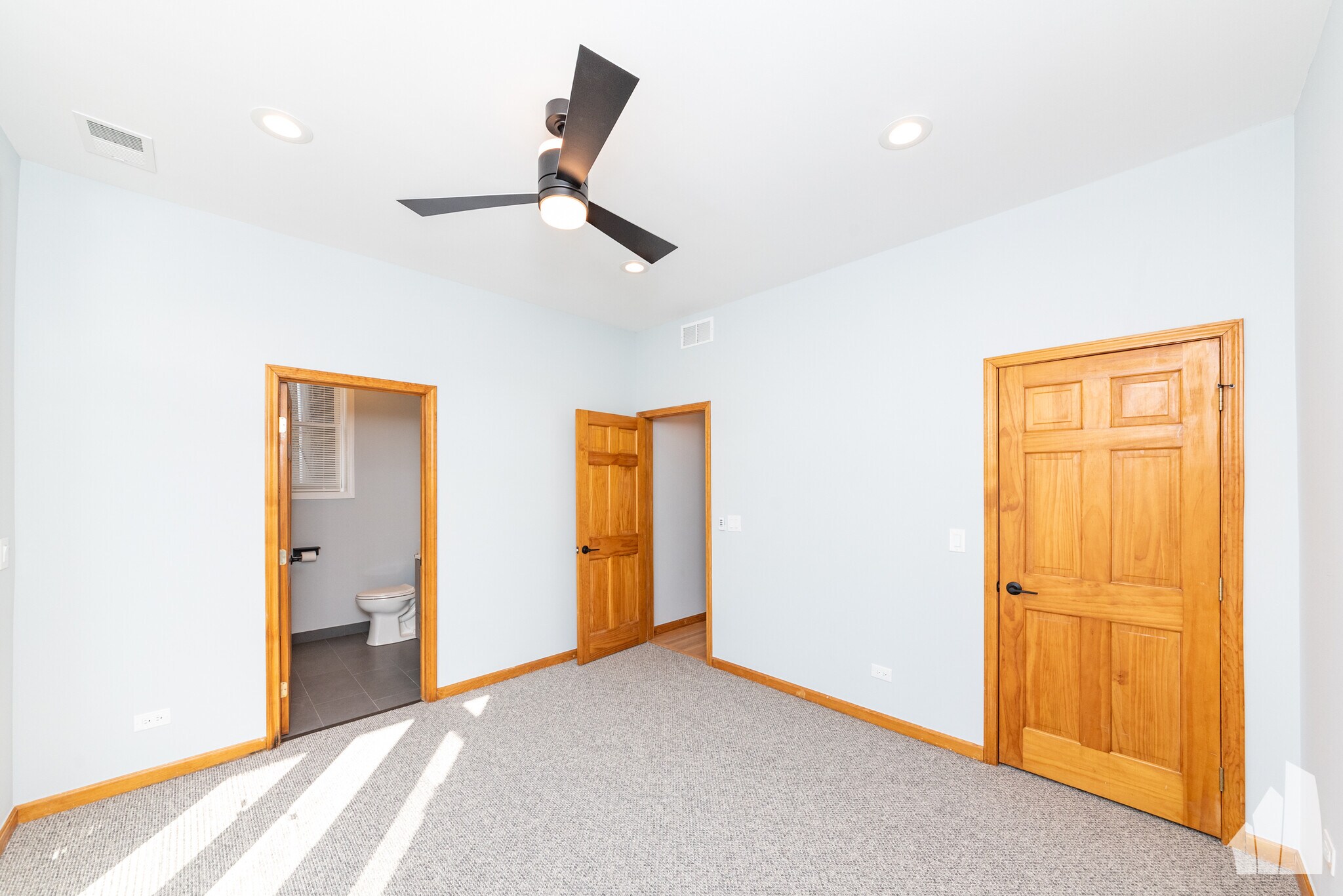 Building Photo - 2338 N Greenview Ave