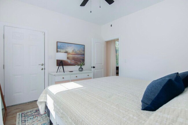 Building Photo - 452 Riverland Dr