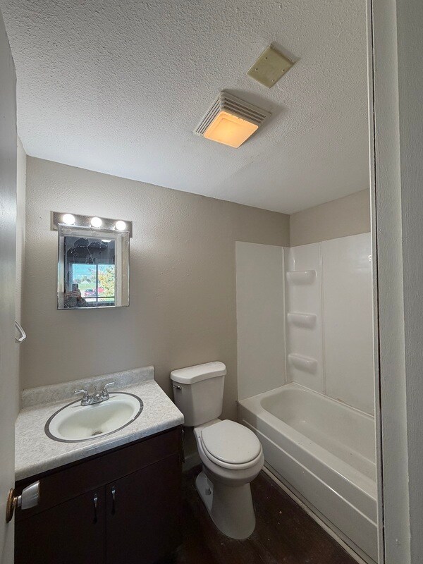 Building Photo - 1485 Meadowview Dr
