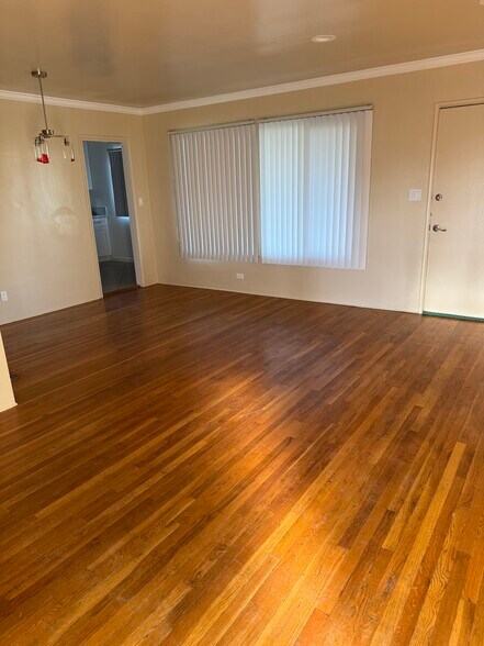 Living room - 2519 N Lincoln St