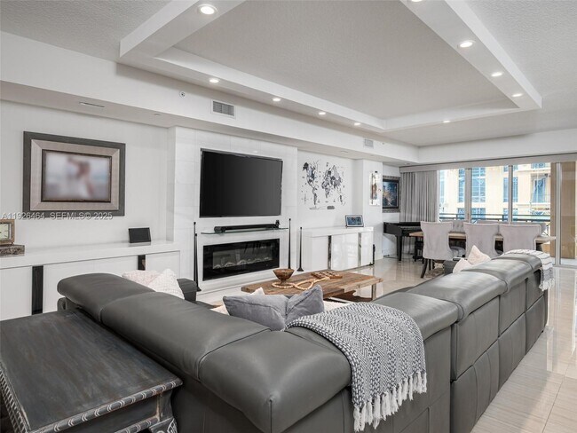 Building Photo - 3415 N Ocean Dr