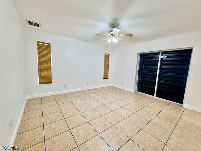 Building Photo - 527 NE 24th Pl