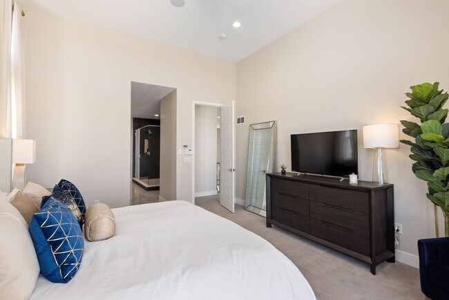 Building Photo - 6 Bedroom 5.5 Bathroom Single Family Home ...