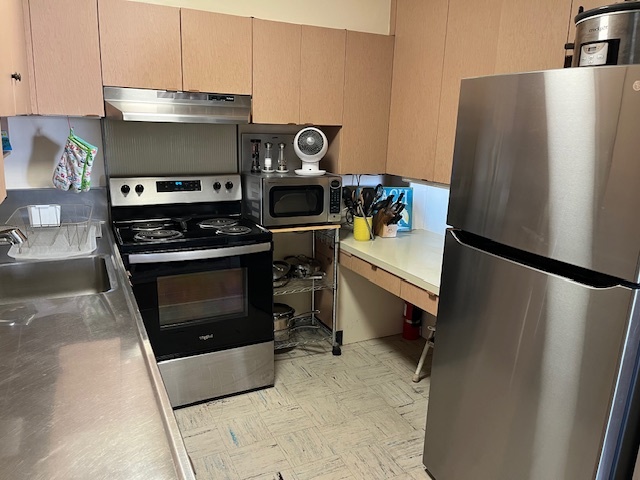 New stove & fridge - 225 Ka?iulani Ave