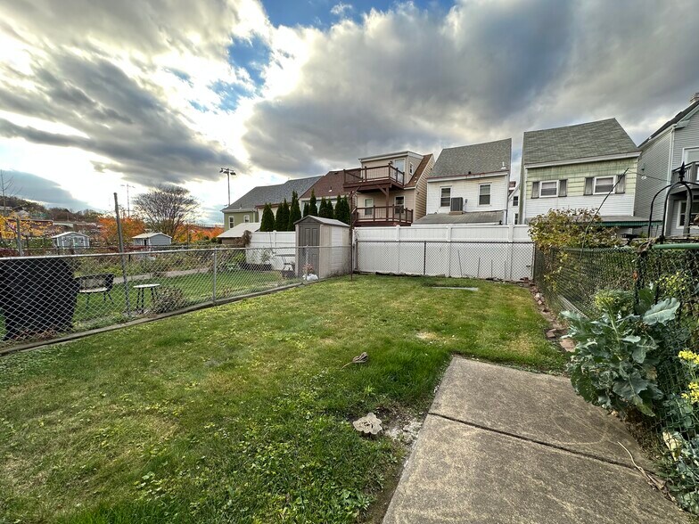 Building Photo - 324 Ella St