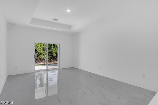 Building Photo - 747 Newell St E