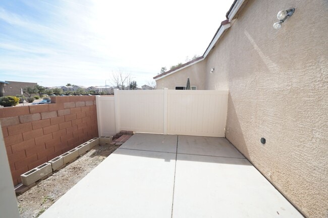 Building Photo - SHOWINGS AVAILABLE NOW