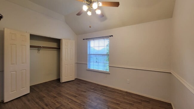 Building Photo - 2102 Mapleview Dr