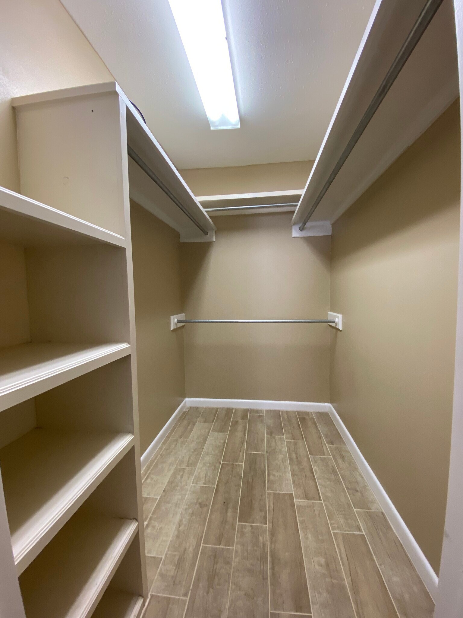 Building Photo - 1209 Swallow Ave