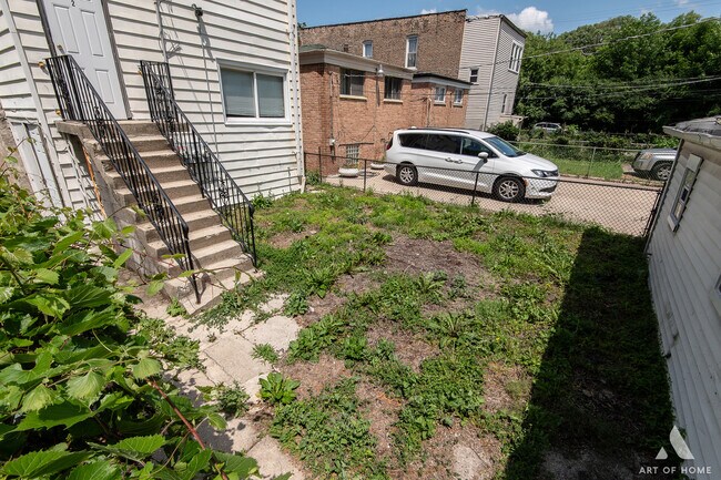 Building Photo - 1229 E 71st St