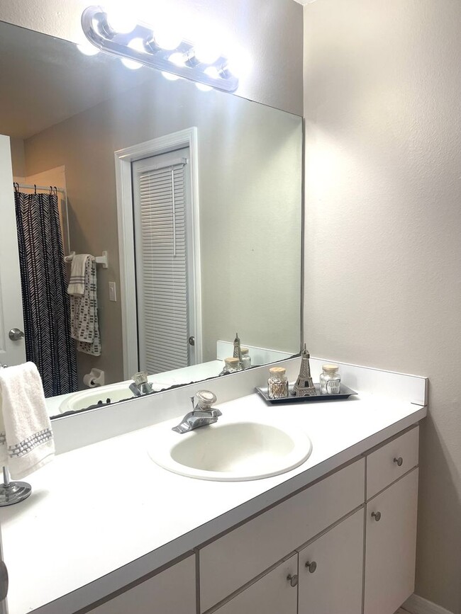 Building Photo - MOVE IN FEB 24TH!      4 Bedroom Valrico home with no carpet and a fenced yard