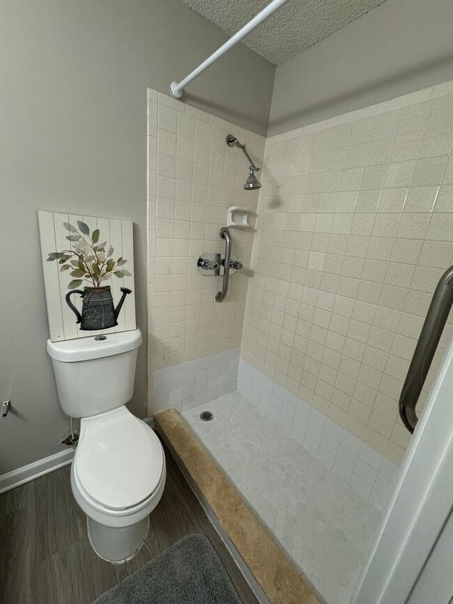 Building Photo - RENOVATED 3/2 TOWNHOUSE MOVE IN READY!