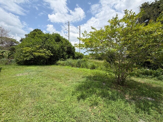 Building Photo - 867 Glencove Ave NW