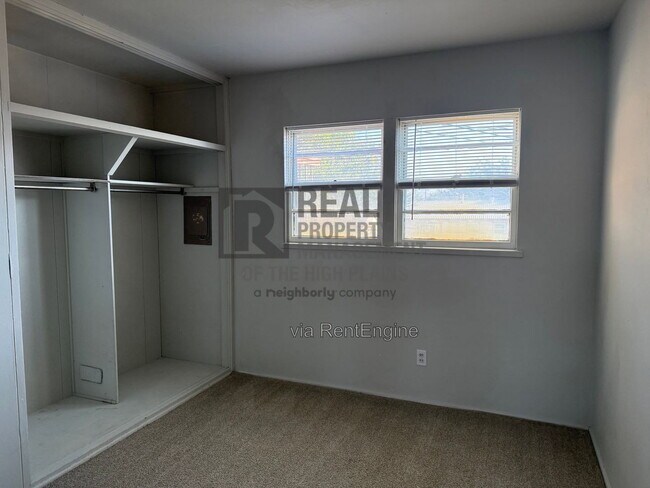 Building Photo - 301 Teakwood St