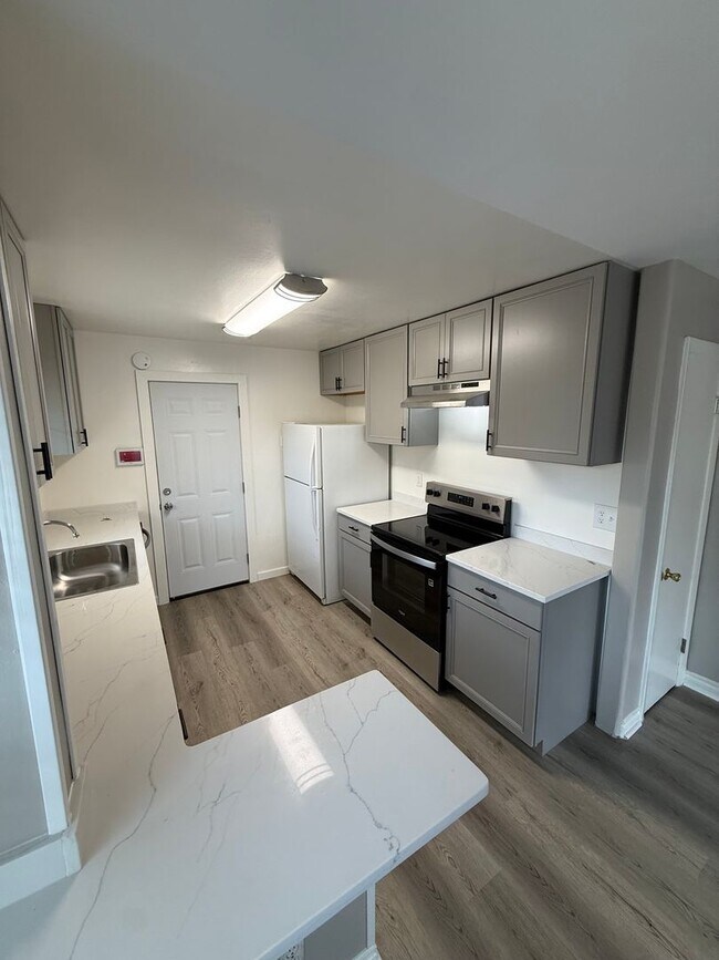 Building Photo - POL03