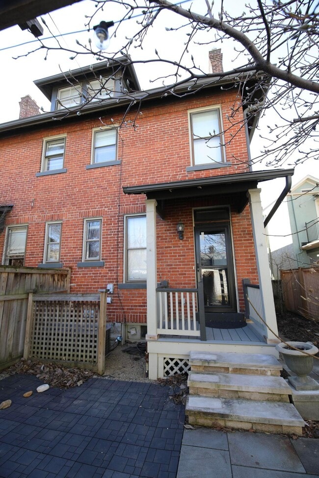 Building Photo - 310 E Beck St