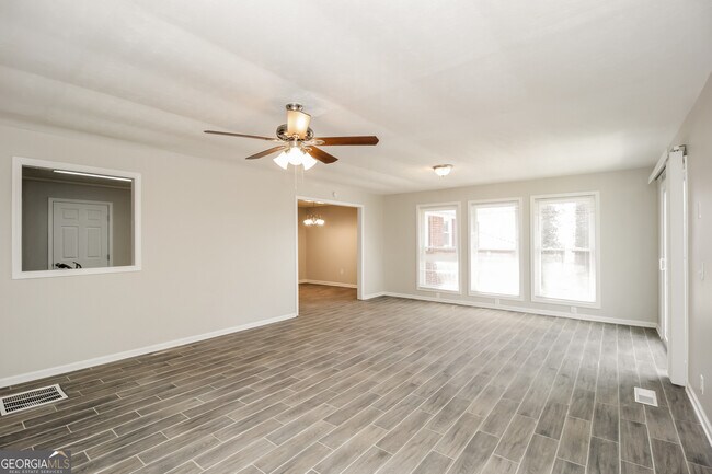 Building Photo - 33 Skyline Dr SE