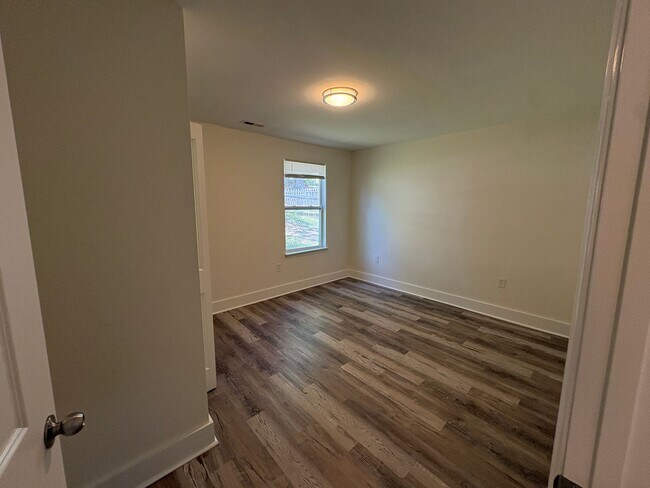 Building Photo - Beautiful refurbished home!