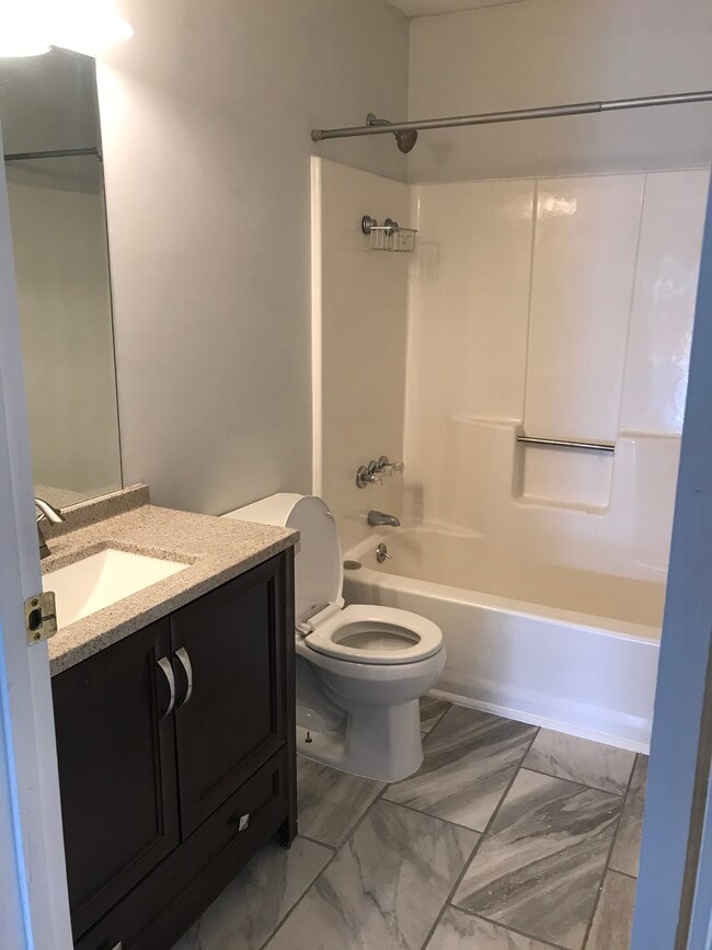 Hall bathroom - 723 Mercer Dr