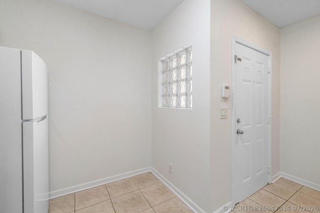 Building Photo - 1161 Golden Lakes Blvd