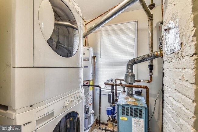 Building Photo - 214 E Monroe Ave