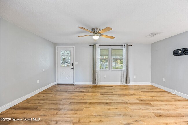 Building Photo - 826 Newfound Harbor Dr