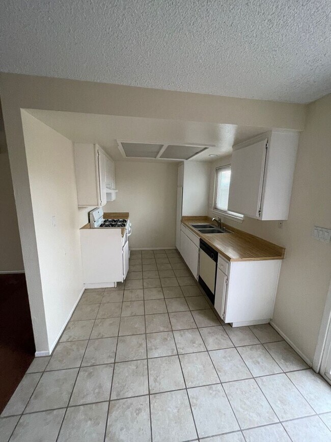 Building Photo - 12719 Navajo Pl