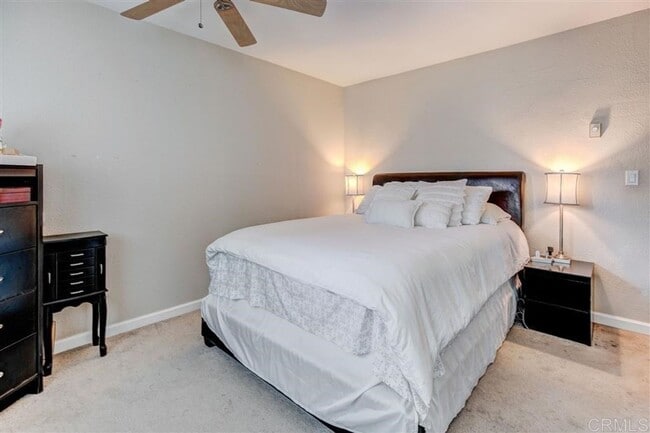 Building Photo - Spacious 2 bedroom 1 bathroom Condo with L...