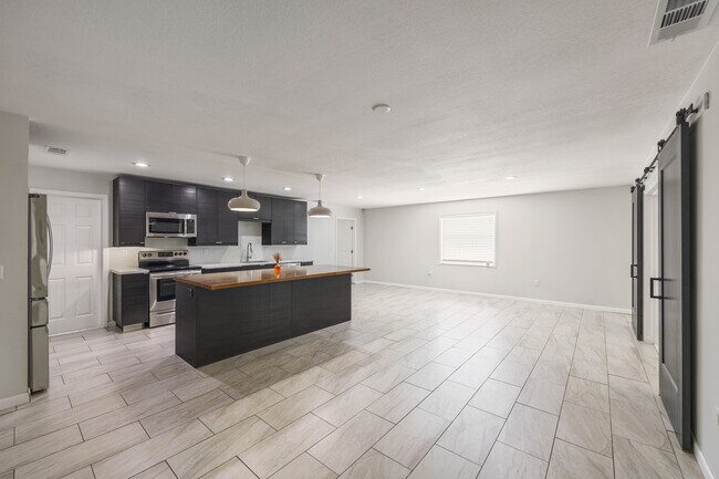 Building Photo - Point View Lane