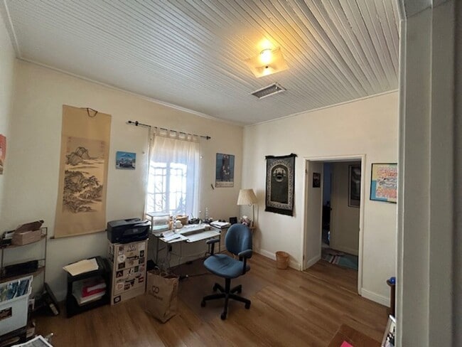 Building Photo - 2 bedrooms-1 bath - on 4th Ave