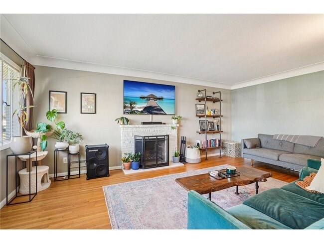 Building Photo - 901 W 61st St
