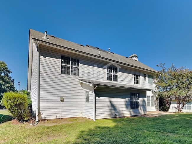 Building Photo - 1319 Vine Cir