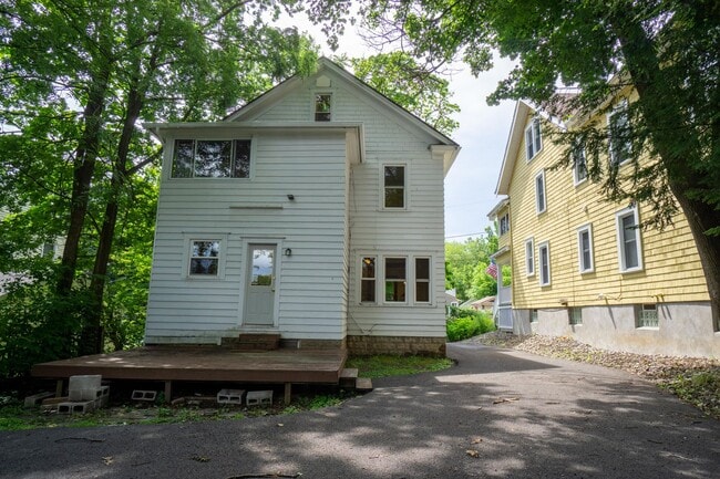 Building Photo - Available 8/1/26 - Spacious Three Floor Si...