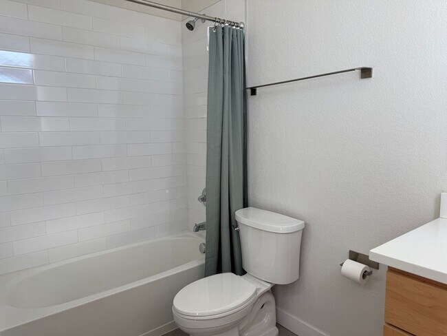 Building Photo - Fresh-Modern-Convenient 2/3/2 Twnhome